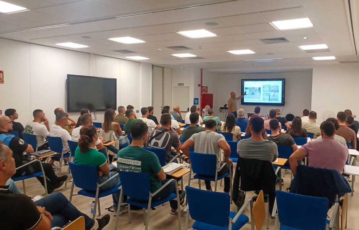 🚔 Agentes de #PolicíaCanaria refuerzan su formación en detección de falsedad documental y permisos de conducción extranjeros.

📘 El curso, celebrado en #GranCanaria, combinó teoría y práctica para mejorar la seguridad vial y la actuación ante documentos falsos.