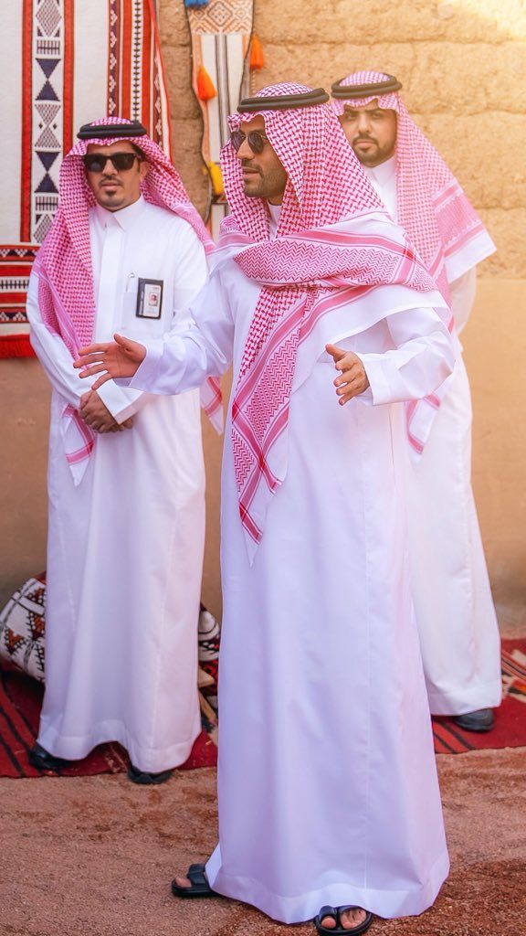 سمو #نائب_أمير_منطقة_حائل يزور مشروع "إرث" التراثي العائلي بعقده ويطّلع سموّه على محتوياته، ويستمع إلى شرح من ملاكه أبناء أسرة العبيكل عن فكرة المشروع للحفاظ على التراث العمراني بالمنطقة، والخطط المستقبلية لترميمه وتطويره، بحضور مدير فرع هيئة التراث بالمنطقة د.يحيى الفريدي.