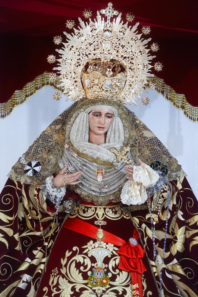 ConsueloSevEste's tweet photo. 🧵🟢 𝐋𝐀 𝐑𝐄𝐈𝐍𝐀 𝐃𝐄 𝐒𝐄𝐕𝐈𝐋𝐋𝐀 𝐄𝐒𝐓𝐄

Ya se encuentra Santa María del Rosario y Esperanza en su paso de palio ataviada de Reina para los días grandes que están a punto de comenzar.

¡Salve Rosario de Amor!

Vestidor: N.H.D Luis Pinelo García
📸 N.H.D Víctor Rodríguez https://t.co/viWKakvjcr