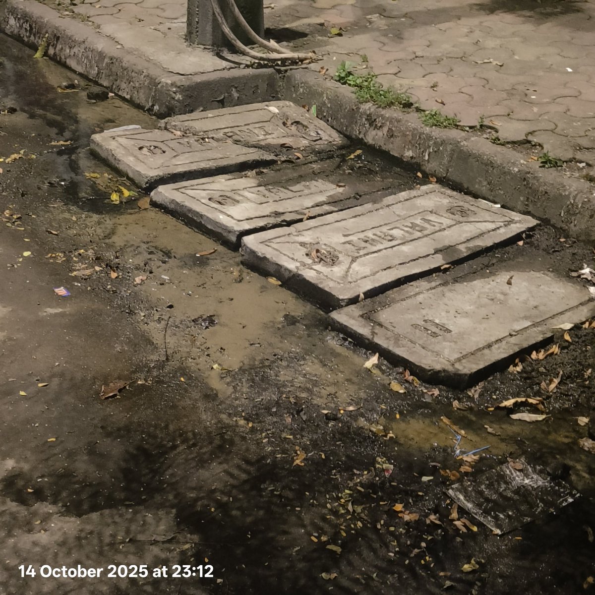 dinar_vaidya's tweet photo. @mybmcWardGN @mybmc @mybmc @mybmcWardGN 

Thanks for your inaction, we've still not seen any solution to this issue for past 1 year!

Sewer water flowing in open gutter!

Location: outside Prashant Society, senapati bapat marg. Near Ruparel college https://t.co/pKrmrwsPZ1