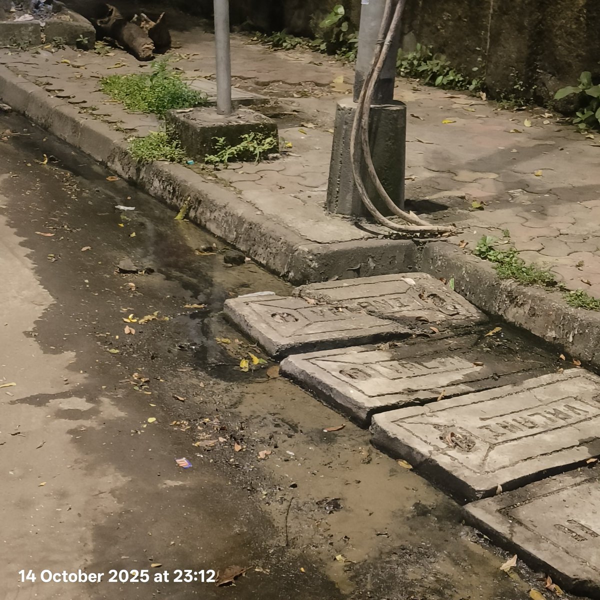dinar_vaidya's tweet photo. @mybmcWardGN @mybmc @mybmc @mybmcWardGN 

Thanks for your inaction, we've still not seen any solution to this issue for past 1 year!

Sewer water flowing in open gutter!

Location: outside Prashant Society, senapati bapat marg. Near Ruparel college https://t.co/pKrmrwsPZ1