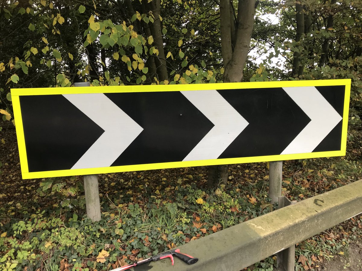 FrogSlimey's tweet image. Taking inspiration from my hero @mike56200 to tackle the filthy signage on a very dangerous bend. I forgot to do a before pic so did a “during pic” - also hadn’t notice a very unpleasant word scrawled in the dirt! At least now vehicle headlights can see a sharp bend up ahead! 🧵