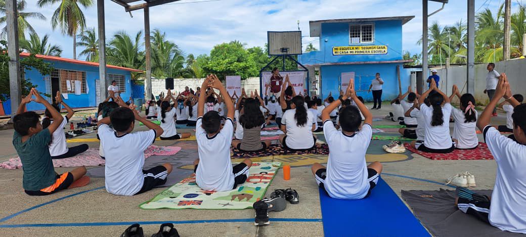 Gob_Guerrero's tweet photo. Embajadores del #INDEG del programa nacional de #CONADE “Ponte Pila” llevaron acabo la activación física en la Primaria Federal “Hermenegildo Galeana” en Acapulco, participando 130 alumnos y docentes de la institución. 🏫
Cuida tu cuerpo, ¡Haz deporte! 🤸🏻♀️ https://t.co/maHRfhrAFm