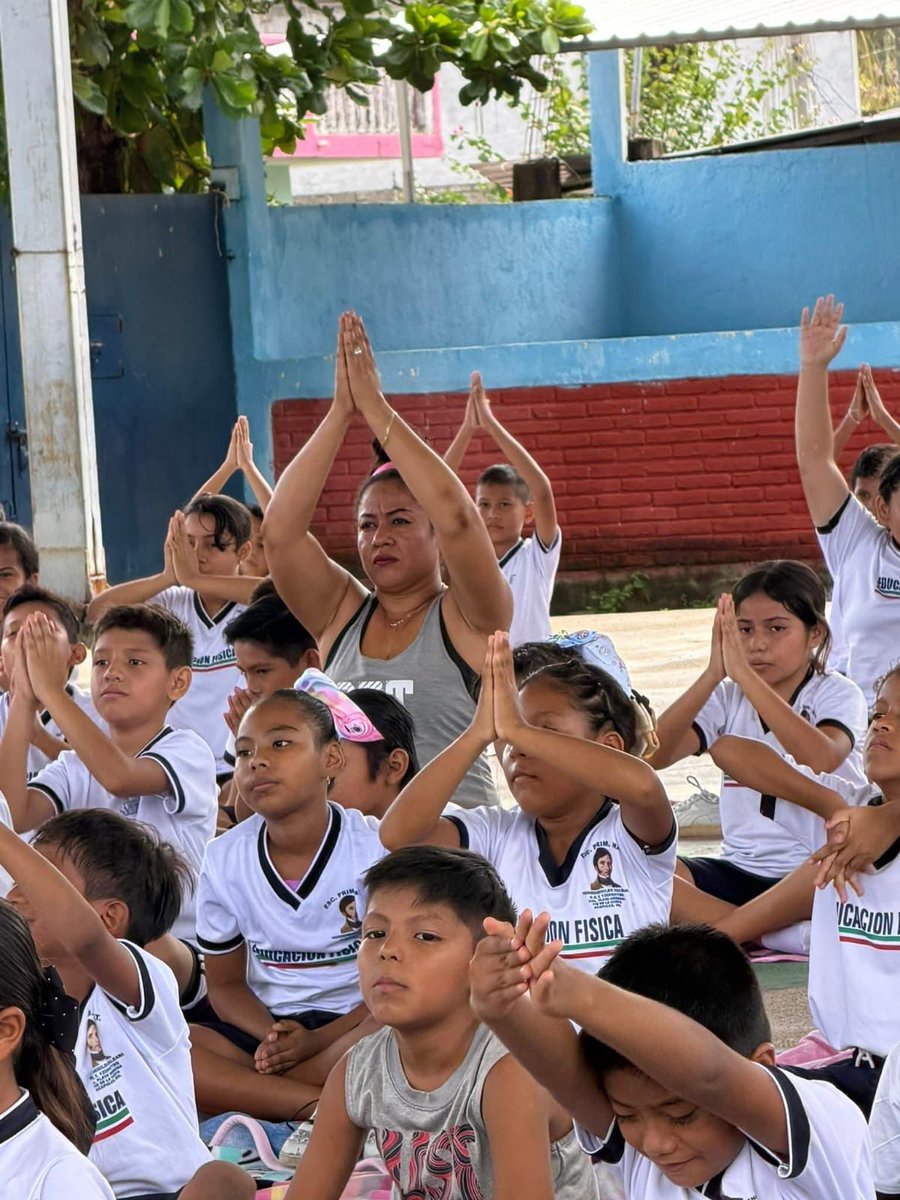 Gob_Guerrero's tweet photo. Embajadores del #INDEG del programa nacional de #CONADE “Ponte Pila” llevaron acabo la activación física en la Primaria Federal “Hermenegildo Galeana” en Acapulco, participando 130 alumnos y docentes de la institución. 🏫
Cuida tu cuerpo, ¡Haz deporte! 🤸🏻♀️ https://t.co/maHRfhrAFm