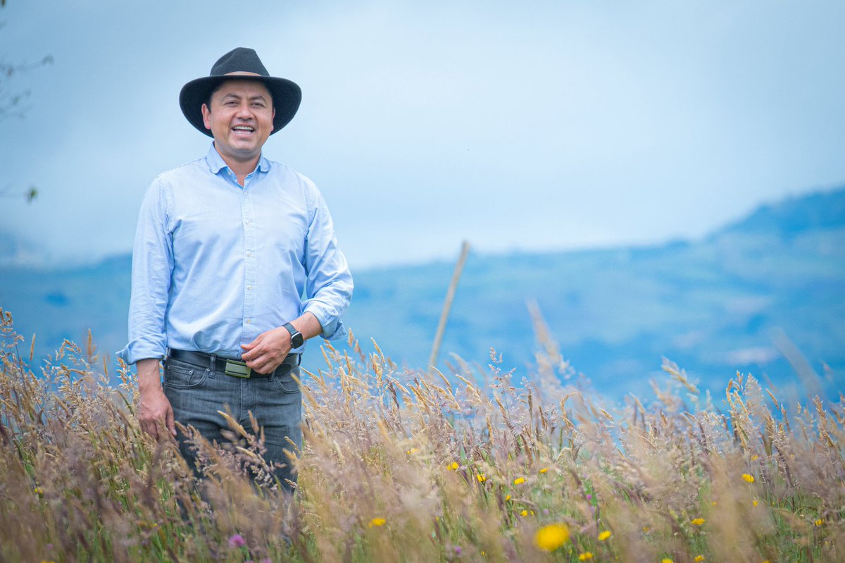 Vivir del campo en Colombia es resistir con dignidad.
Es levantarse antes del sol, producir comida para todos, y aún así luchar por un precio justo.
No falta amor por la tierra, falta justicia para quienes la trabajan. 🌾🇨🇴