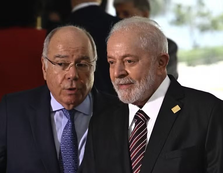 pedrorousseff's tweet photo. 🚨AGORA! Mauro Vieira ACABA de chegar em Washington para negociar com Marco Rubio O FIM DO TARIFAÇO. 

- Enquanto o BANDIDO do Eduardo Bolsonaro tenta TRAMAR CONTRA o Brasil, o LULA faz Trump e os EUA se RENDEREM à nossa soberania! 

GRANDE DIA! 🇧🇷🔥💪 https://t.co/vq98grkIcU