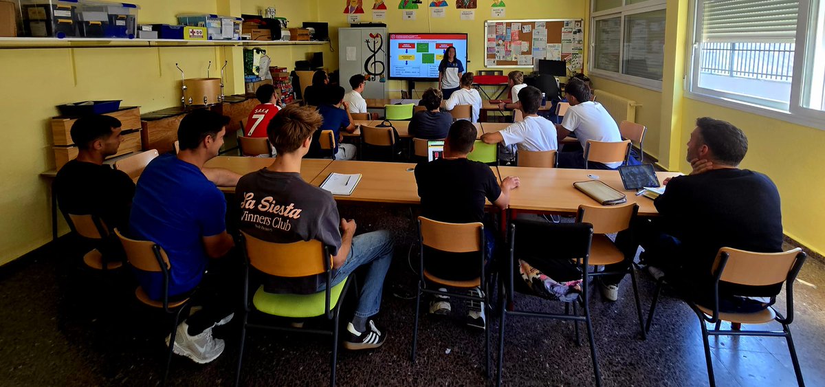 El curso UEFA 🅱️ que se imparte en Cubas de la Sagra avanza en la formación dual de su alumnado con las clases magistrales de la profesora <a href="/mamenblasco/">Mamen Blasco</a> y la presencia del director de la Escuela de Entrenadores de la RFFM, <a href="/serranonino/">miguel angel serrano</a>.