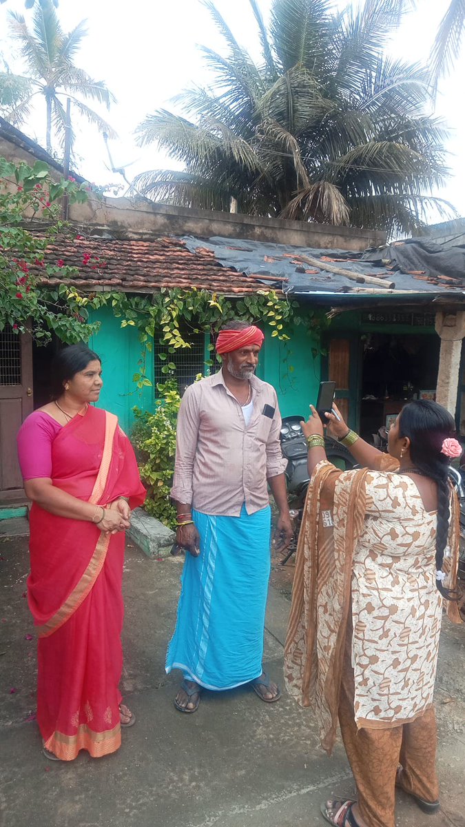 NMgnrega's tweet photo. ಮ-ನರೇಗಾ ಯೋಜನೆಯ ಉದ್ಯೋಗ ಚೀಟಿಗೆ ಇ-ಕೆವೈಸಿ ಮಾಡಿಸುವುದು ಕಡ್ಡಾಯವಾಗಿದ್ದು,   e-kyc ಮಾಡಿಸದಿದ್ದಲ್ಲಿ  ಮುಂದಿನ‌ ದಿನಗಳಲ್ಲಿ ಯೋಜನೆಯಡಿ ಕೆಲಸ ಮಾಡಲು ಹಾಗೂ ಕೂಲಿ ಹಣ ಪಡೆಯಲು ಸಾಧ್ಯವಾಗುವುದಿಲ್ಲ. #  ಇಂದೇ ಜಾಬ್ ಕಾರ್ಡ್ ಹಾಗೂ ಆಧಾರ್ ಕಾರ್ಡ್‌ನೊಂದಿಗೆ‌ ಗ್ರಾ.ಪಂ.ಗೆ ಭೇಟಿ ನೀಡಿ e-kyc  ಮಾಡಿಸಿಕೊಳ್ಳಿ. https://t.co/MCEOrnfiM5