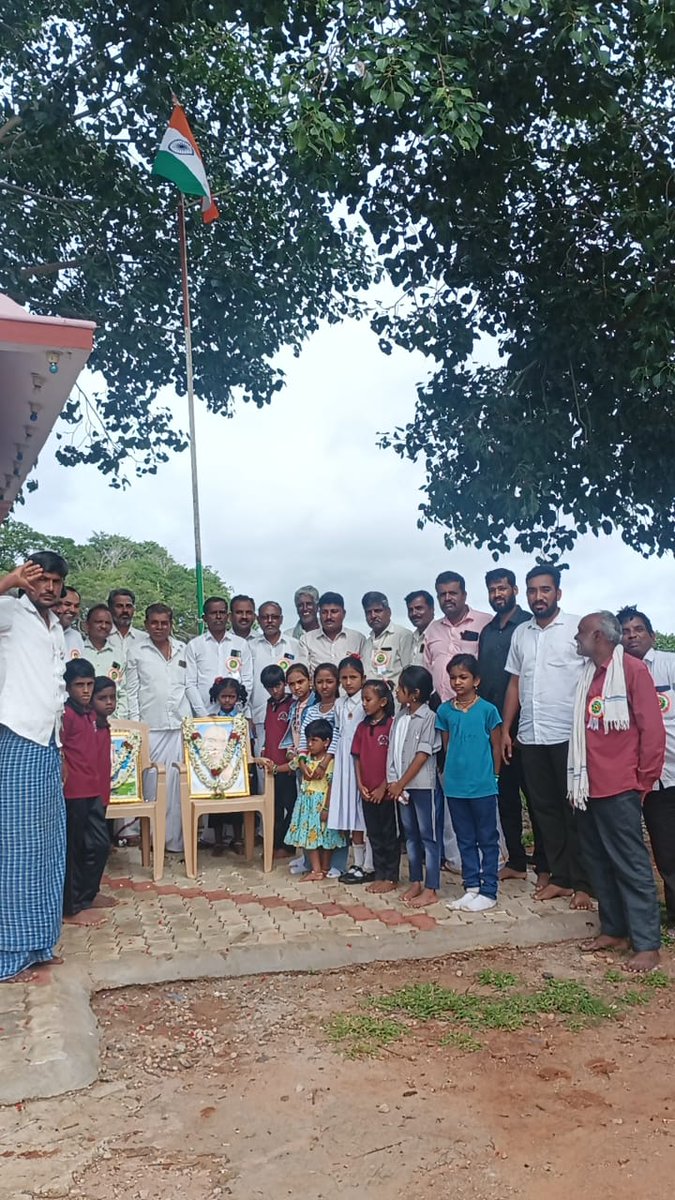 NMgnrega's tweet photo. ನಂಜನಗೂಡು ತಾಲ್ಲೂಕಿನ  ಕೋಣನೂರು, ಬಿಳಿಗೆರೆ, ಮಲ್ಲೂಪುರ ಗ್ರಾಮ ಪಂಚಾಯಿತಿಯಲ್ಲಿ ನರೇಗಾ ಯೋಜನೆ ಅಡಿ ಅಭಿವೃದ್ಧಿಪಡಿಸಿರುವ   ಅಮೃತ ಸರೋವರ ಕೆರೆಗಳ ಅಂಗಳದಲ್ಲಿ ಧ್ವಜಾರೋಹಣ ನೆರೆವೇರಿಸುವ ಮೂಲಕ 79ನೆ ಸ್ವಾತಂತ್ರ್ಯ ದಿನಾಚರಣೆ ಮಾಡಲಾಗಿದೆ. https://t.co/LpUKvpnEPg