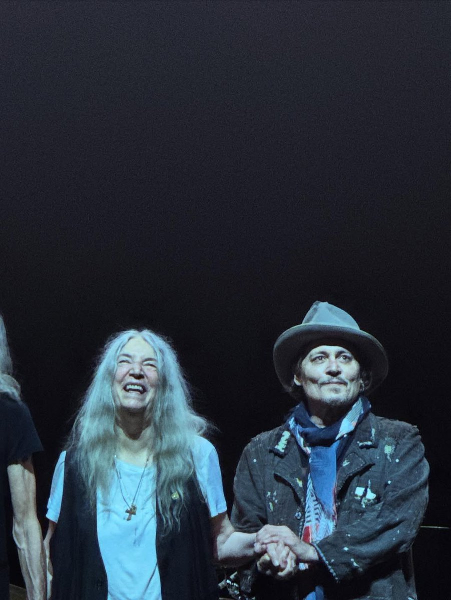 What an adorable moment captured of God Dad (#JohnnyDepp) and #PattiSmith at London Palladium, London, UK (12th October 2025) 🥰 pure magic! ✨

(Repost from jodielianareads IG)
