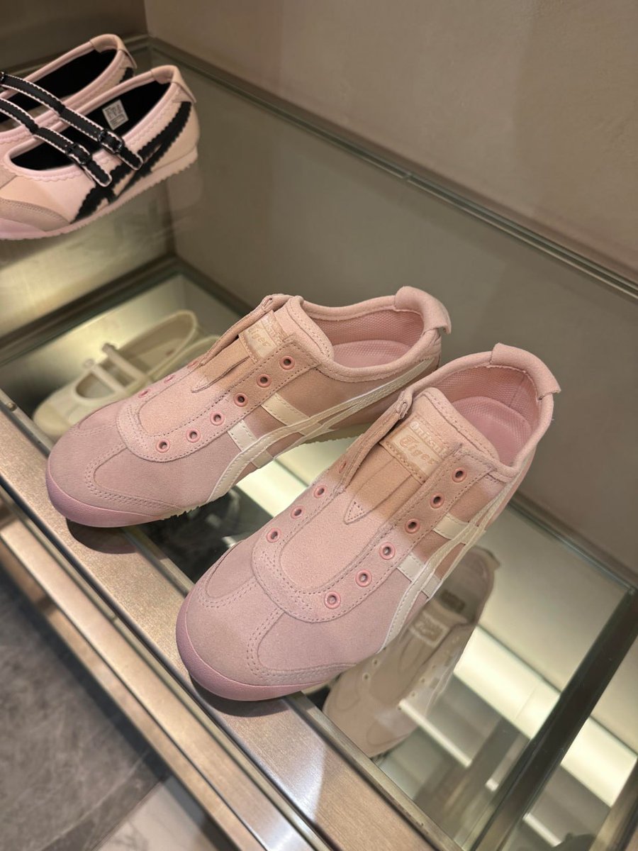 Just added a little blush to my step
#SneakerGoals #TrendyStyle #NewFind #PinkMood #ShoeLover #StyleOnPoint