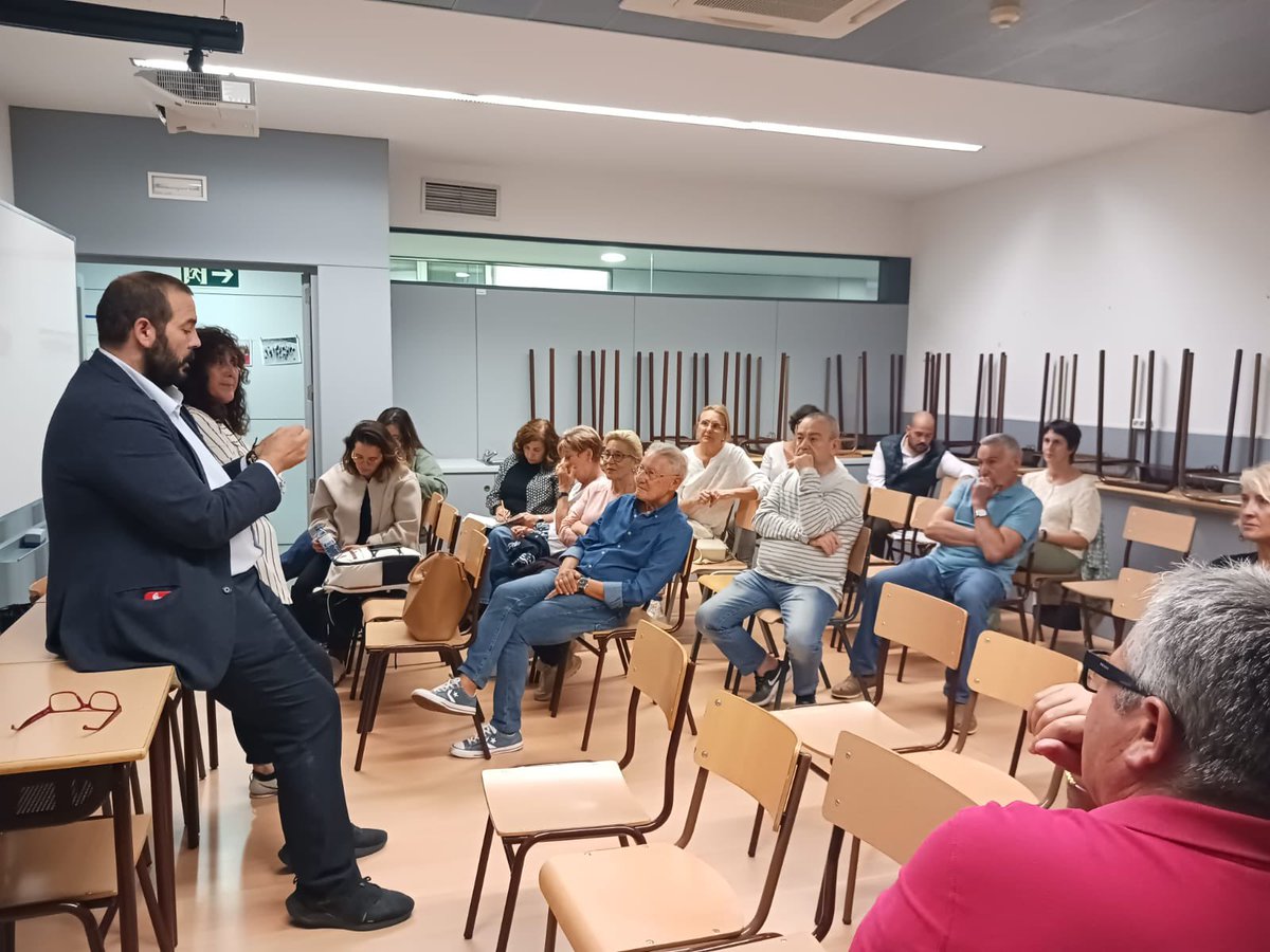 matarocat's tweet image. 📣 Aquesta setmana, l'alcalde de #Mataró @DBotePaz està a Cerdanyola Nord amb el projecte #Alcaldealsbarris
👥 Avui s'ha realitzat la reunió amb l’@AVdeCerdanyola i la trobada veïnal oberta al Centre de Formació d'Adults Can Noè per escoltar la ciutadania i recollir percepcions