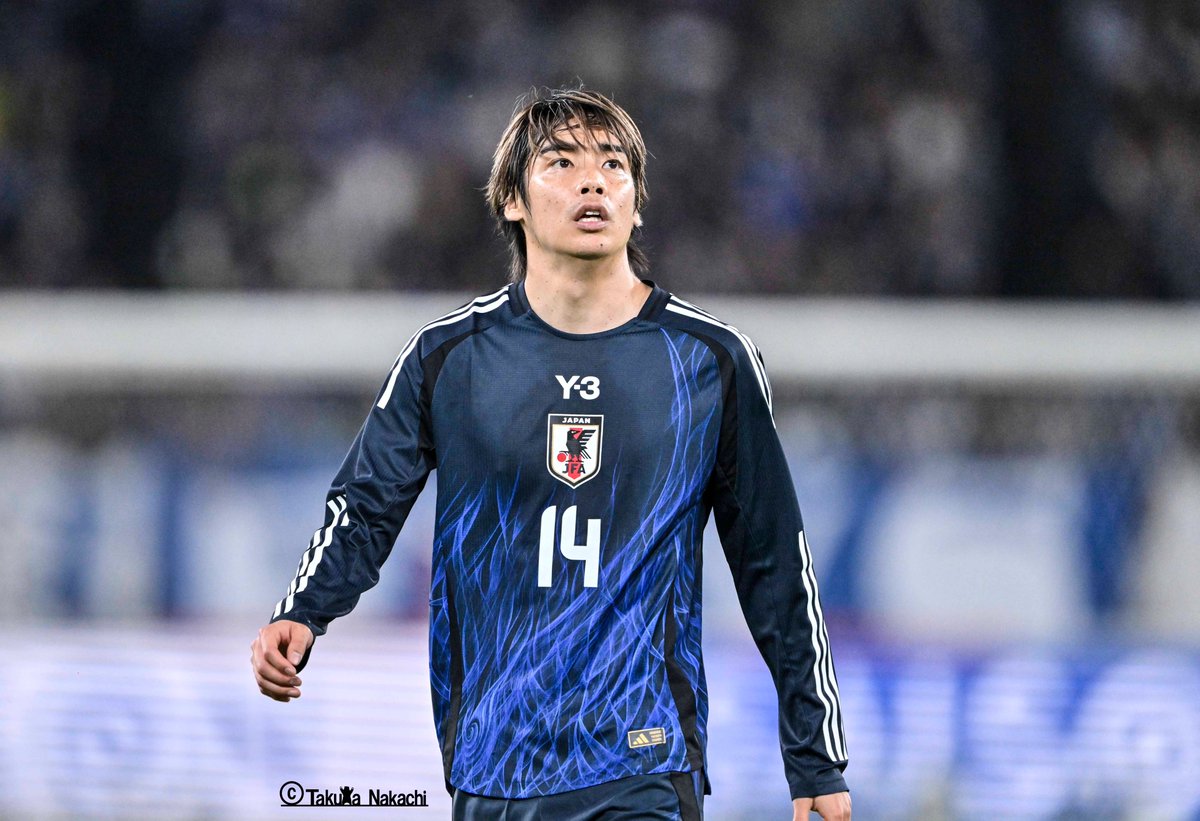 サッカー日本代表 #伊東純也 選手の4枚。 4：試合終盤には右足を気