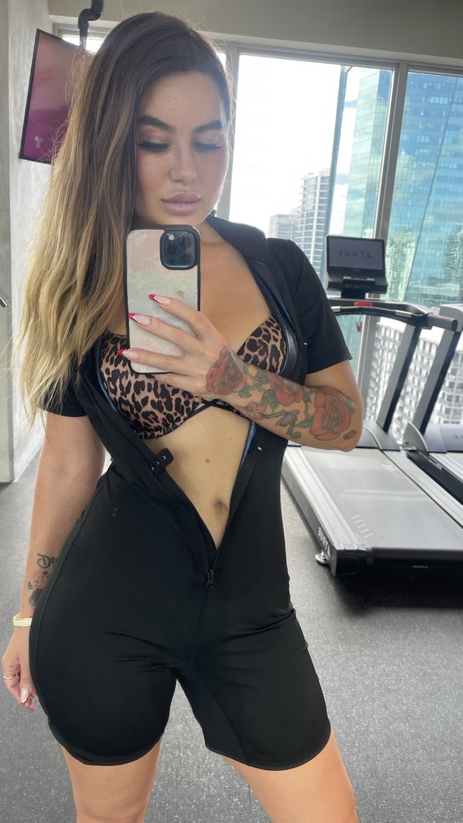 Britneydance999's tweet photo. Got very hot in the gym 🔥💥I https://t.co/Q1m0ilLuhG
