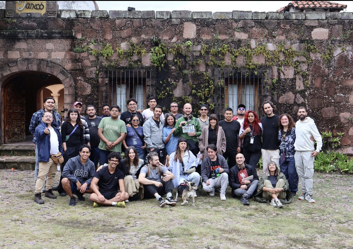aivanlow's tweet photo. Terminamos el rodaje de #Pirita, y este es el equipo que la hizo posible. Foto 1: los que estuvieron el día de la foto. Foto 2: los que no. Los puse tipo póster de avengers, pq el diseño es mi pasión, y porque se rifaron todos para combatir las fuerzas climáticas y económicas https://t.co/oQYa80WhQk