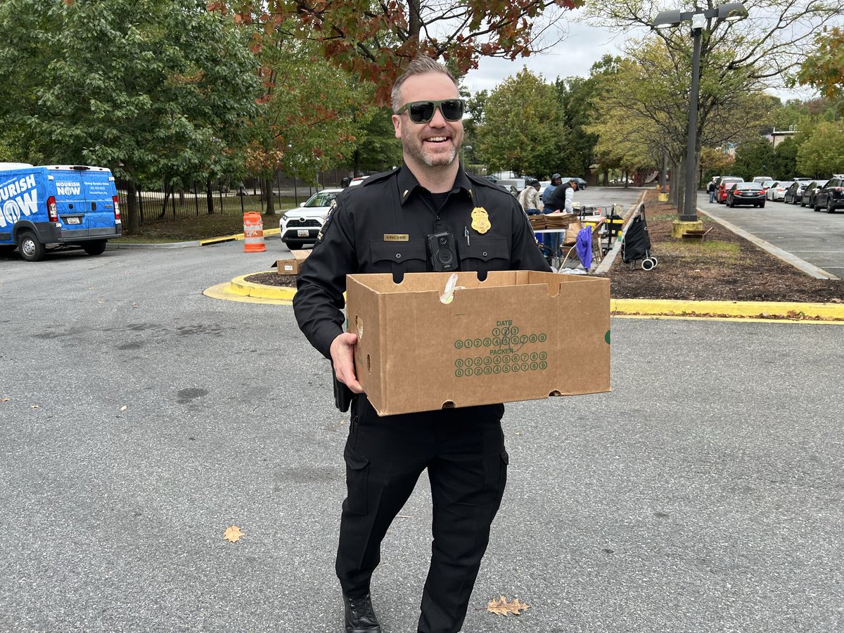 HAPPENING NOW: Lt. King, Ofc. Beardsley, and Cadet Quach are lending a hand to Mt. Calvary Baptist Church in Rockville to distribute food to those in need. 

#MCPNews #MCPD #FoodDonation