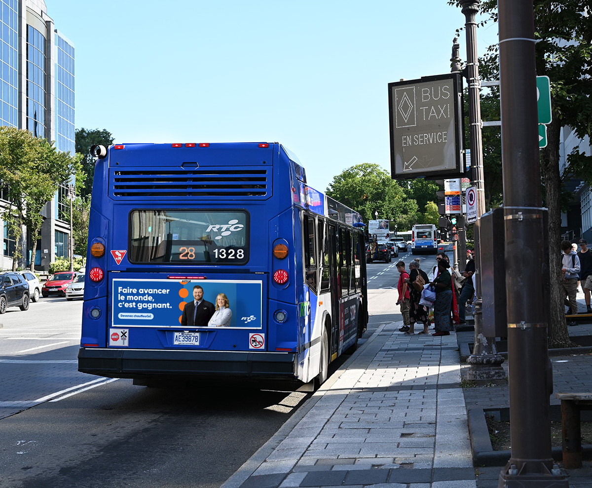 Pour assurer un embarquement sécuritaire, merci de laisser monter en premier les personnes à mobilité réduite dans le bus. 🙏

💡 Une personne à mobilité réduite peut être une personne âgée, une femme enceinte, une personne avec un jeune enfant, une canne, une poussette, etc.