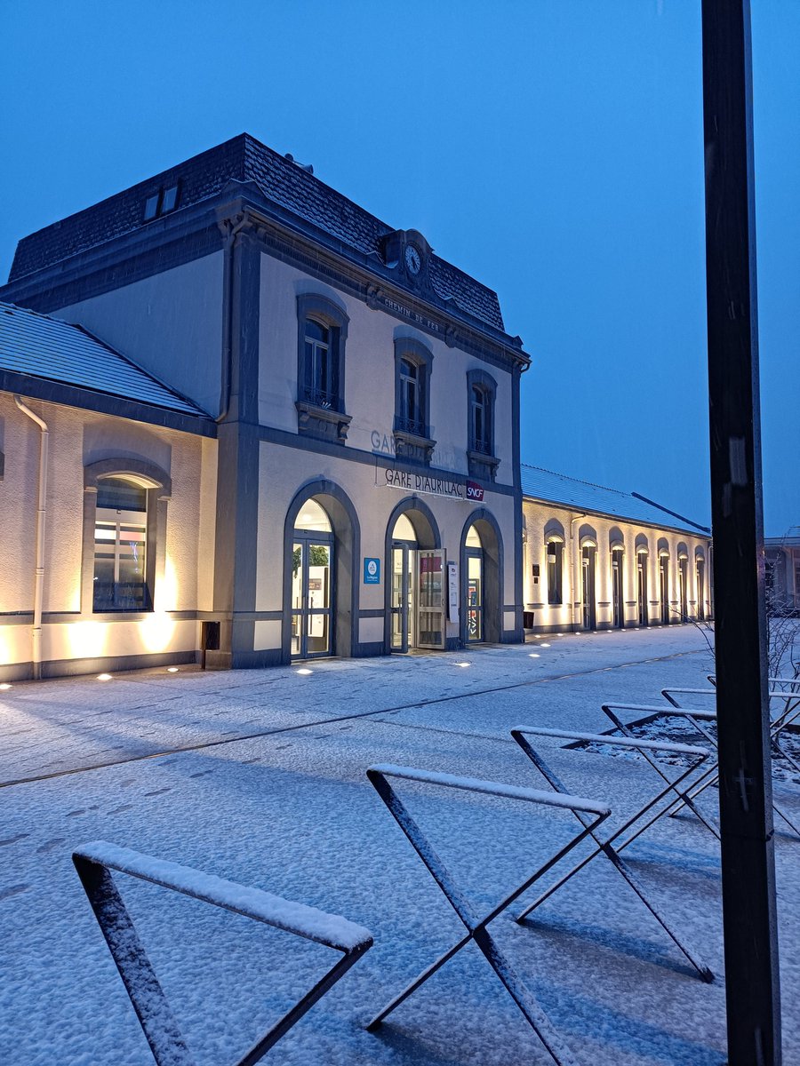 clemento63's tweet photo. @IlannTrax Gare et parvis ont subi un très grand travail de rénovation entre 2020 et 2021, le bâtiment voyageur a retrouvé son aspect initial.
De nuit la gare est magnifiquement éclairée, en hiver sous la neige c'est encore plus beau 👍
(ma photo est ancienne, en 2021, mais rien n'a changé) https://t.co/UzezegaJuo