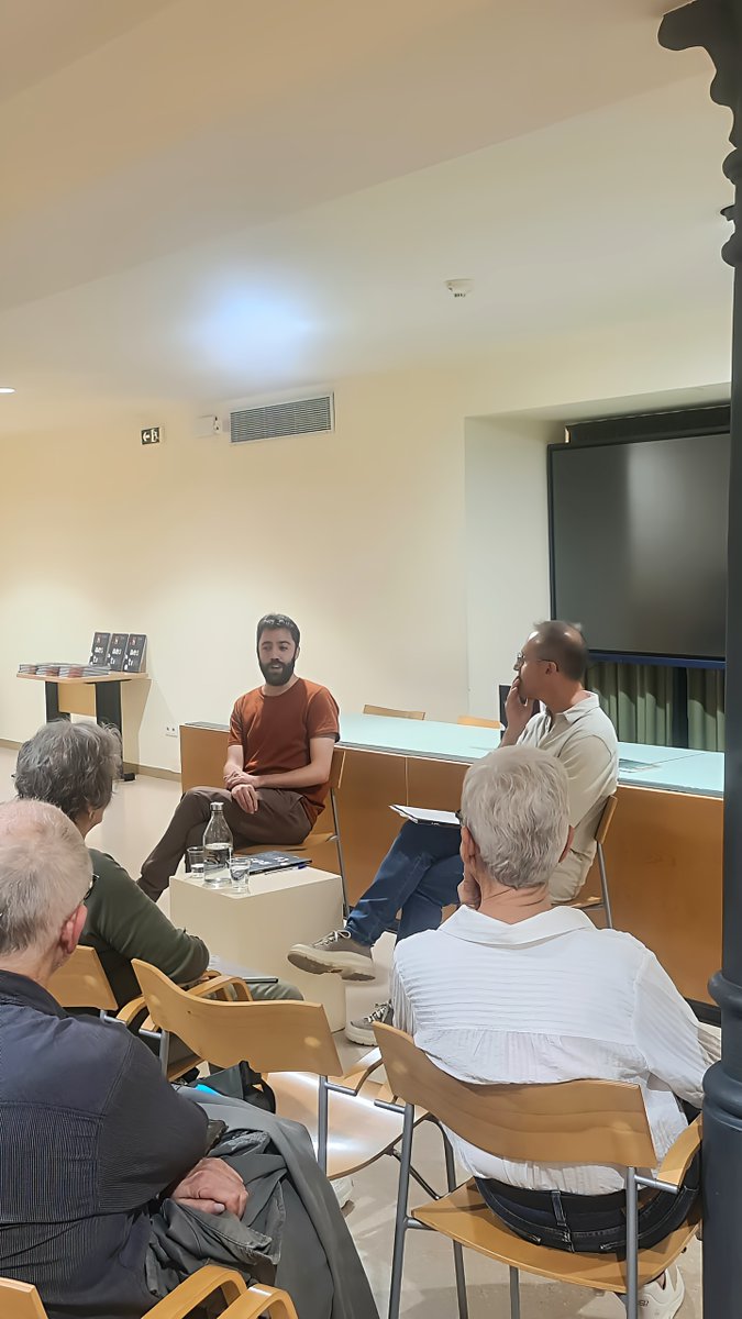 Ahir vam gaudir de la trobada amb #DaniEspresate i el seu llibre “Finestres” dins el festival literari #TocatsdeLletra.
Un debut poètic que ha captivat crítica i lectors, i ja és entre les millors obres de 2024. 👏
@manresa_cat <a href="/manresacultura/">ManresaCultura</a> #Manresa <a href="/A_buen_paso/">A Buen Paso</a>