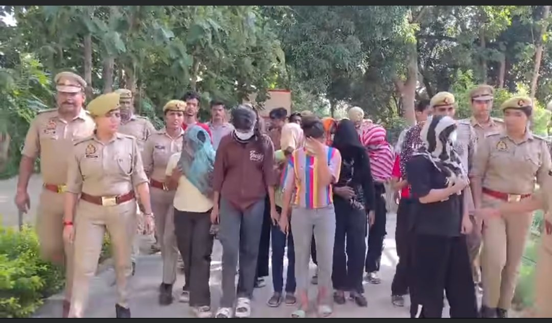 उत्तर प्रदेश राज्य के कुशीनगर में चल राय देह व्यापार 
को पुलिस ने पकड़ा गिरोह को
जिसमें 4 लड़के और 8 लड़कियां मौके पर मौजूद