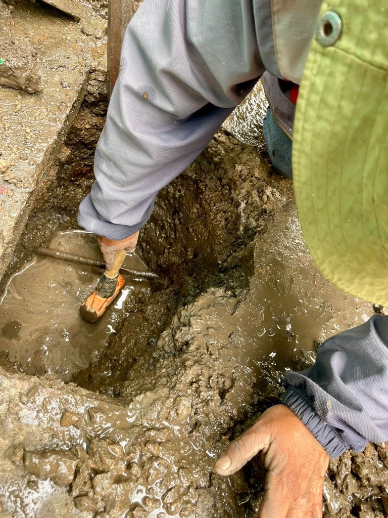#TrabajamosParaTi | Para evitar el desperdicio del vital líquido y garantizar el suministro del mismo, personal de Fontanería atendió una fuga de agua potable.

📍Calle Berriozábal, Centro Histórico.

#Oaxaca #BrigadaDeFontanería #SOAPA