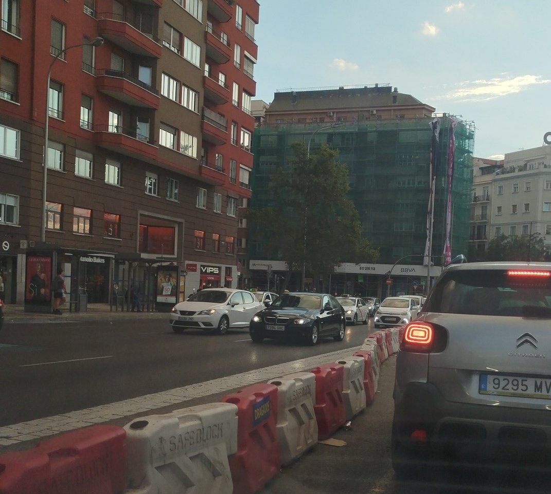 MarquesJavi's tweet photo. @AlmeidaPP_ @MADRID ¿Me podéis explicar este carril cortado desde hace más de un año para qué sirve? Sólo genera basura diaria que no se limpia y atascos en horas punta, no han trabajado ni un solo día en esta zona ni en zonas adyacentes también cortadas. https://t.co/oaKsaWTABX