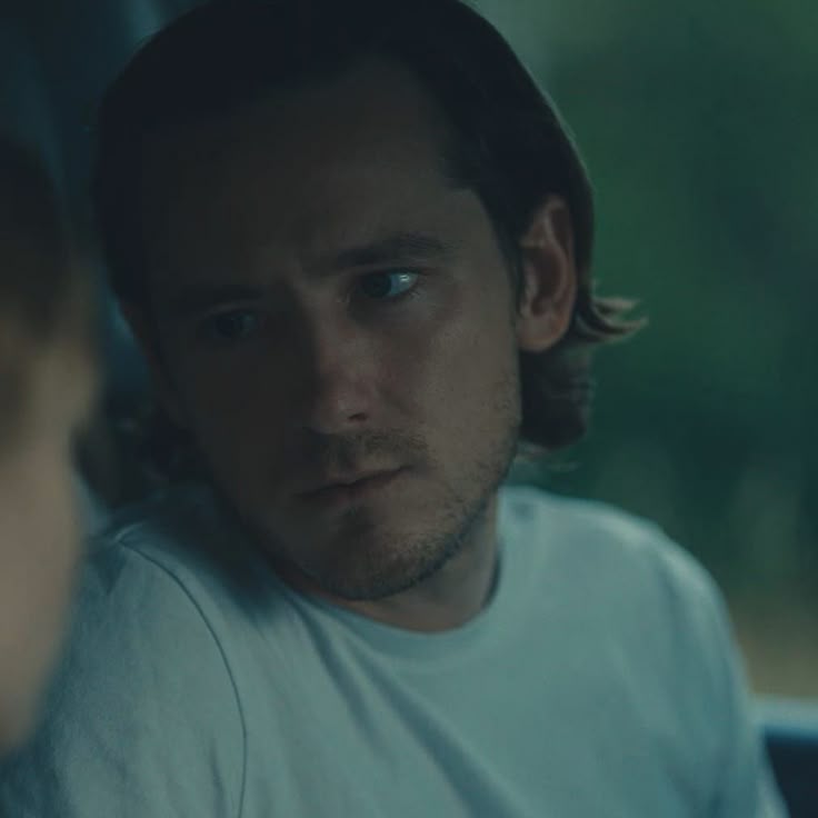 biebschanges's tweet photo. He happens to be the worst human ever; you want to punch him, slap him, and push him off a cliff (Owen Taylor). 
Then you have the cutest, smallest, most intelligent WSO in the history of cinema that does not need many lines for you to be IN LOVE with him (Bob Floyd). https://t.co/HW4Xyblf8w