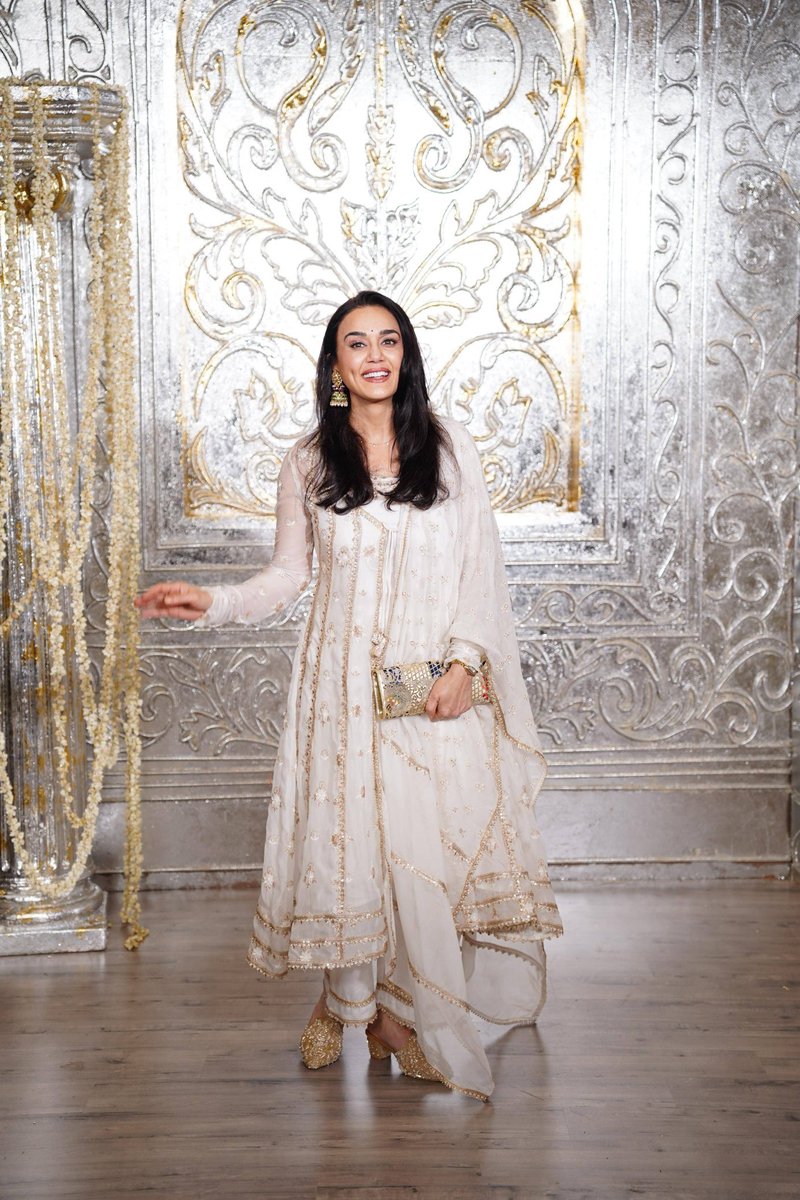 NathalyStephani's tweet image. #PreityZinta es tan hermosa con su vestido de #Sari, durante en la fiesta de #Diwali de 
#ManishMalhotra 😍
@realpreityzinta