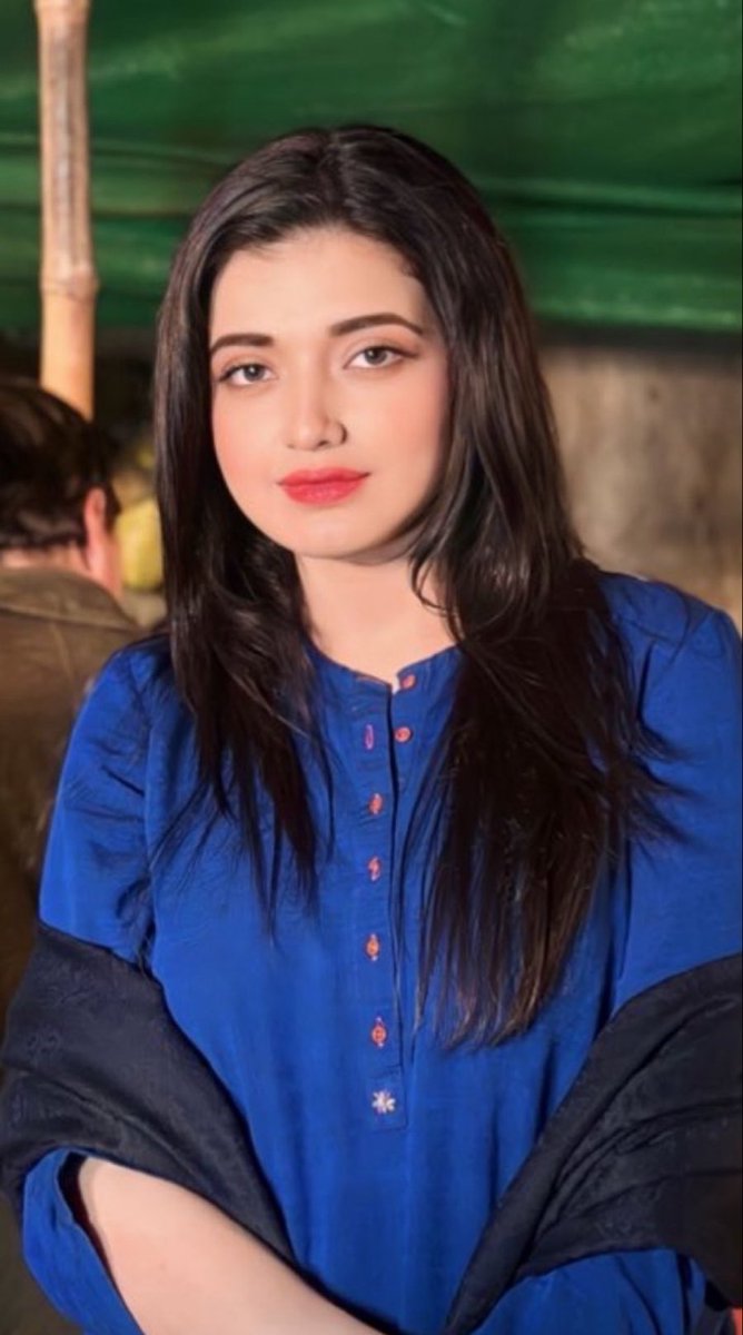 ڈرتے ہیں  بندوقوں والے ایک  نہتی لڑکی سے 
پھیلے ہیں ہمت کے اجالے ایک نہتی لڑکی سے