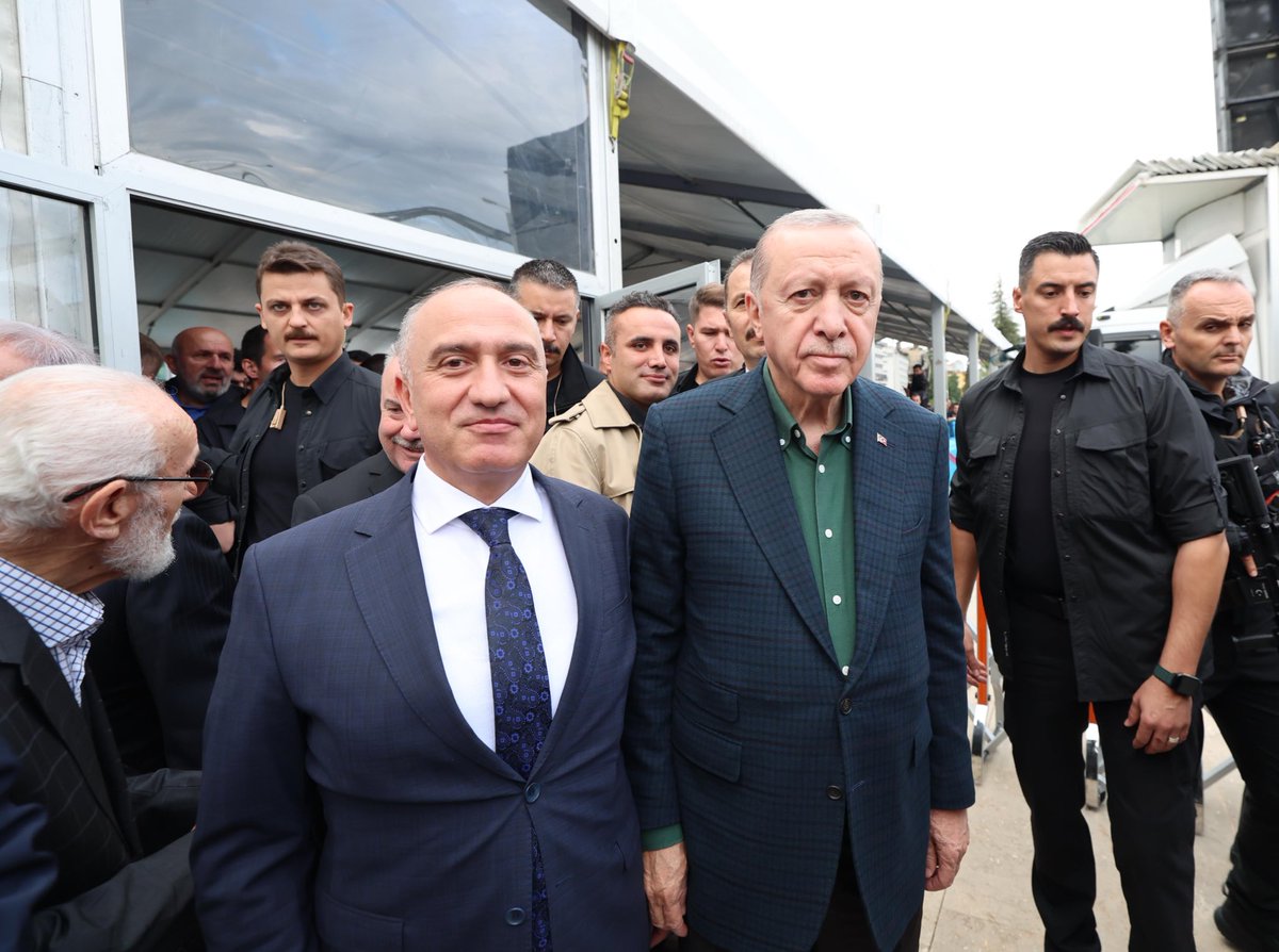 ctnckr's tweet photo. Milletiyle büyüyen, dünyaya adaletin sesini duyuran Cumhurbaşkanımız Sayın @RTErdogan’ı ata yurdu #Rize’de ağırlamanın onurunu yaşadık.
Lideriyle güçlü, hedefiyle büyük bir milletiz. 🇹🇷 https://t.co/mwDLe7bM1v