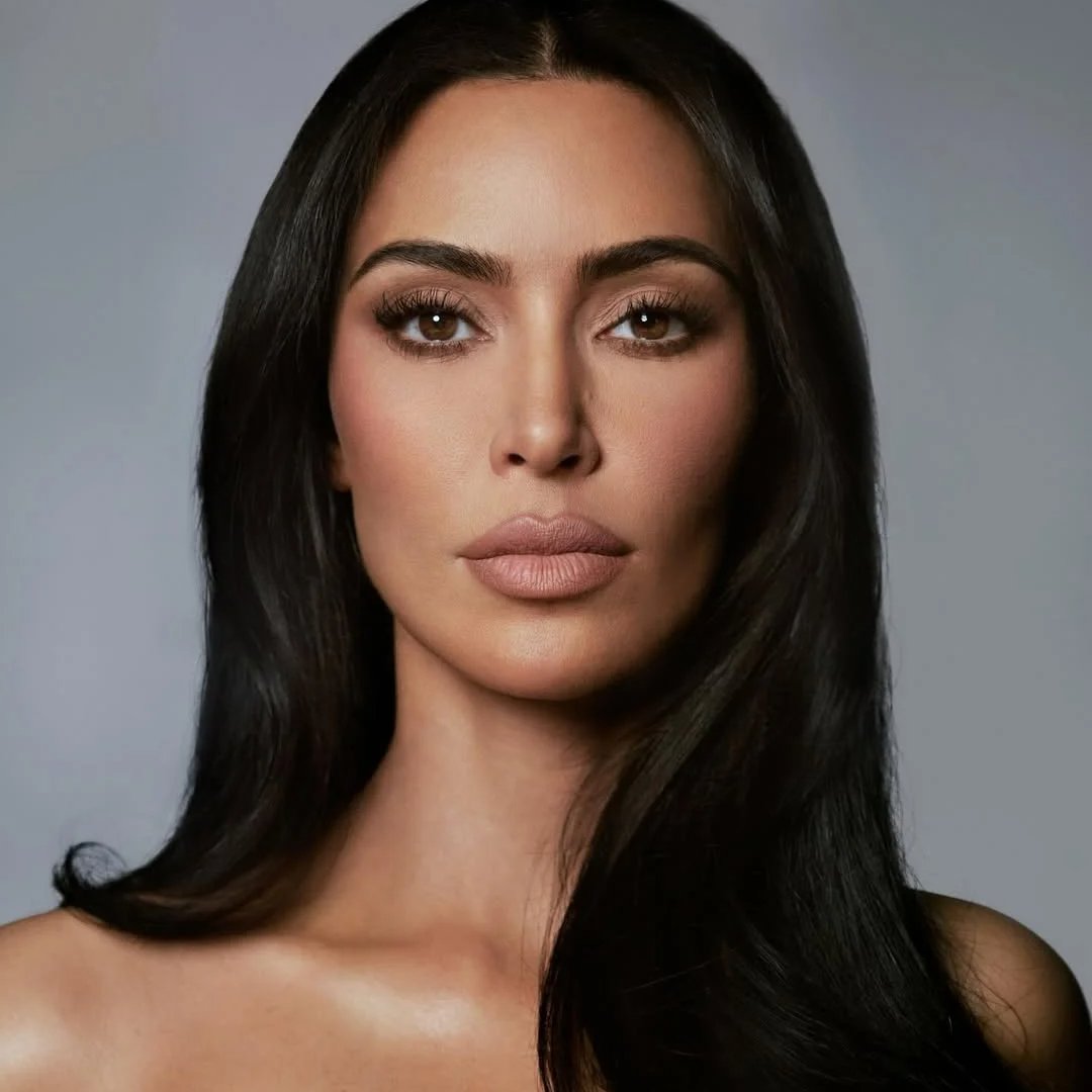 SeriesBrasil's tweet image. Kim Kardashian anuncia nova coleção de calcinha com pelos pubianos falsos.