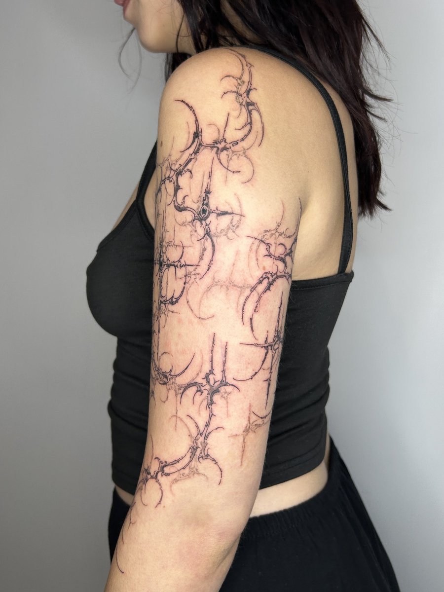 zachiel_00's tweet photo. cybergoth arm https://t.co/qIwJh7Rutu