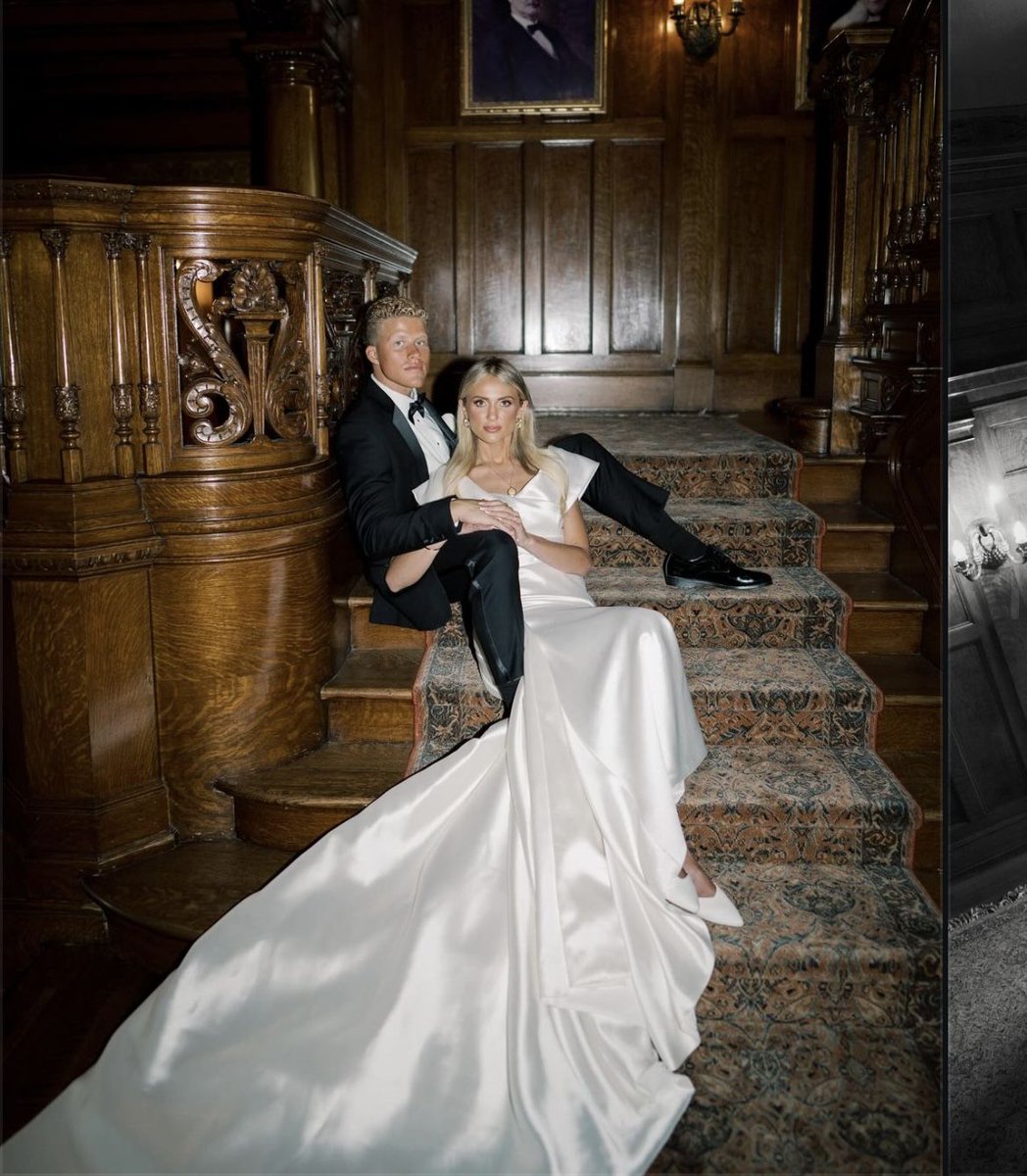 Astro_Polina's tweet photo. (1487) Boda, nasıl bir düğün yapacağımızı öğrenmek amacıyla izlenim yaptığımız bir asteroittir. 

Eğer doğum haritanızda Boda asteroidi Oğlak burcundaysa veya 10. evdeyse, düğün oldukça lüks ve insanlar arasında zaman geçse de unutulmayacak bir organizasyondan oluşabilir. Düğüne çok para harcanabilir. Çevrenizde, yani sizi tanıyan insanların gözünde bir ilke imza atarak düğünü şatafatlı ve şık biçimde gerçekleştirebilirsiniz. Organizasyonun her şeyi göz alıcı olabilir. Düğününüze davet edilen insanlar, düğün organizasyonuna gıptayla ve imrenerek bakabilirler. Yine aynı şekilde düğünde giyilen kıyafetler, takılan takılar oldukça zengin görünümlü olabilir. Ve yine aynı şekilde düğüne katılım gösteren insanlar oldukça önemli kişiler olabilirler. Bu kişiler patron, siyasetçi, şirket/holding gibi yerlerde üst düzey kimseler olabilirler. Düğününüzde sözleşme gibi bir durum söz konusu olabilir. Düğününüzde kayınvalideniz öne çıkabilir. Düğün genel olarak bir popülariteye hizmet edebilir. Ayrıca düğün masraflarınıza büyük kimselerden; anne, baba, büyükbaba, büyükanne gibi kişilerden destek sağlanabilir.