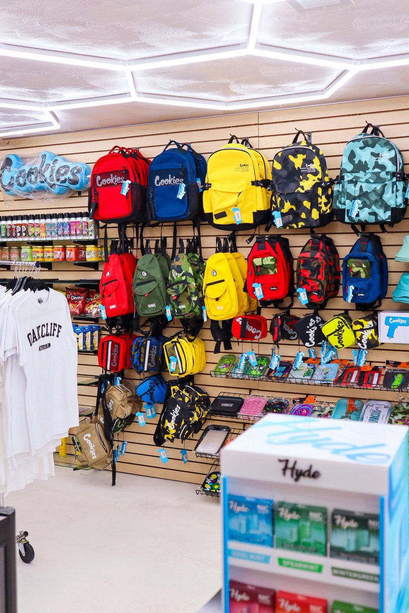 mandosspot's tweet photo. Oak Cliff — we got everything you need under one roof 🔥 From exclusive merch to your favorite brands, this spot’s always stocked and ready. Pull up and see what’s new 👀

#MandosSpot #OakCliff #DallasTX https://t.co/qy94mla81o