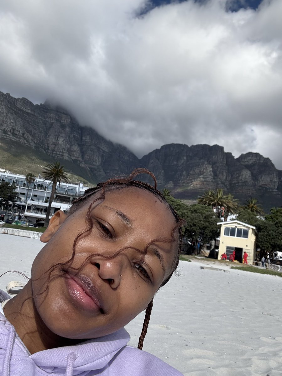 Kith3r's tweet image. A 29 year old dead eyed alcoholic whore.