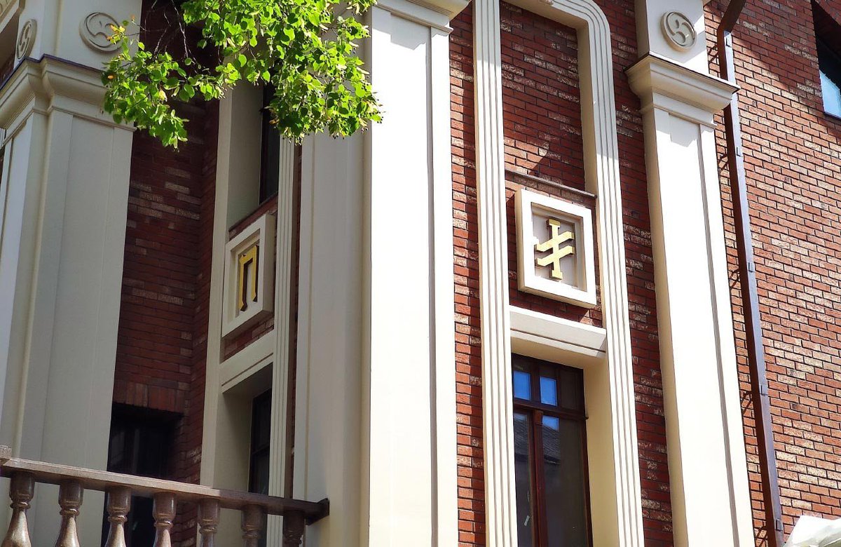 bold_verity's tweet image. 🇺🇦In Poltava on Sobornosti Street, a house appeared whose walls are decorated with swastikas and runes. Its owner, Gennady Sikalov, explained that in this way he is returning traditional symbols to the streets of Ukrainian cities.