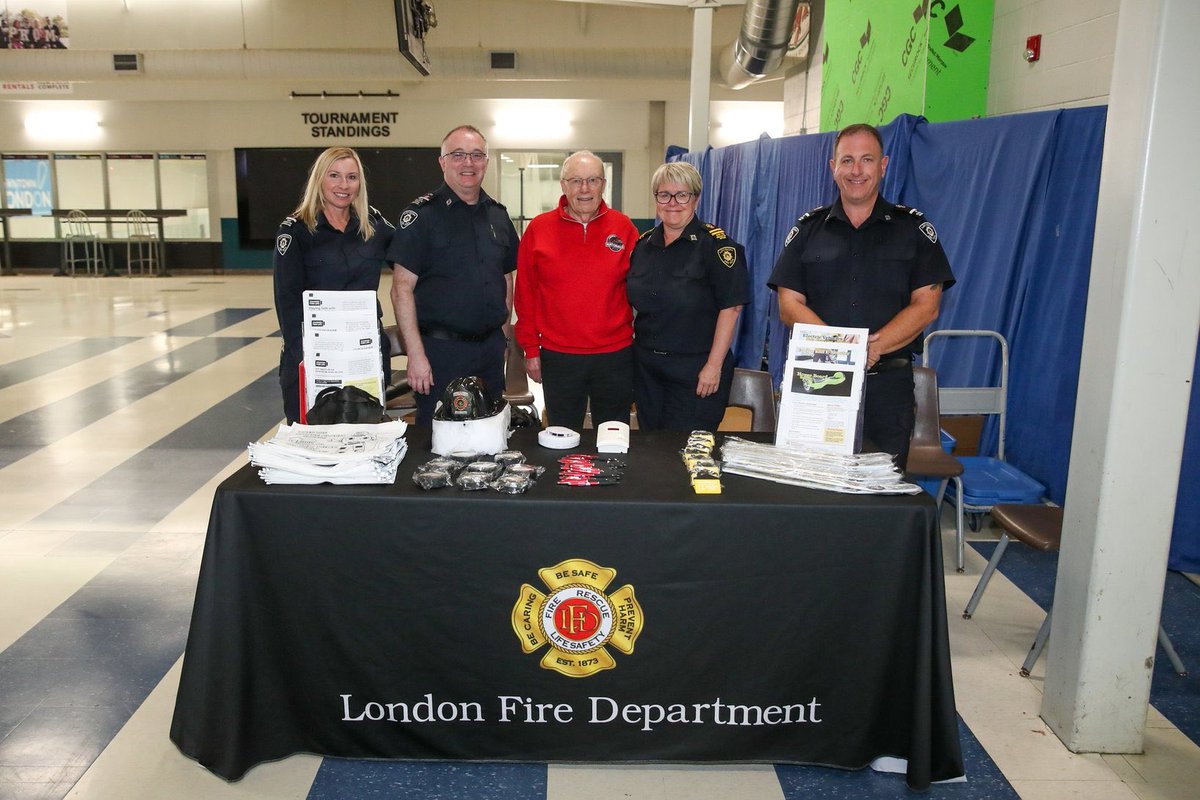LondonNationals's tweet image. Huge thanks to the London Fire Department for joining us last Wednesday! 🚒🔥

We loved having you for the ceremonial puck drop &amp;amp; photos with the Nats crew — your bravery and community spirit inspire us! ❤️💙

#LondonNationals #LondonFire #BackOnTrack #GOHL #CommunityStrong