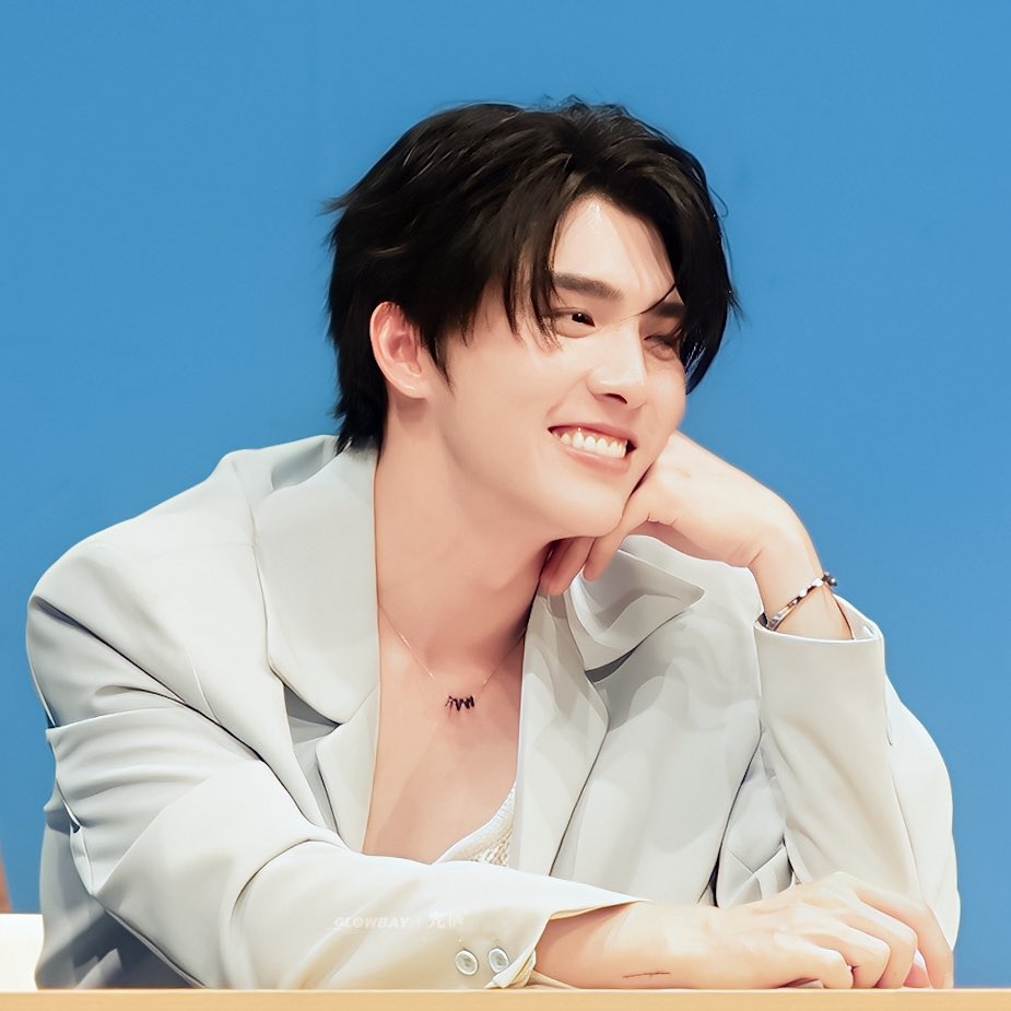 GLOWBAY0525's tweet image. Happy 1st filming anniversary to TopForm.🥂

Thank you to @boss_wasa for bringing this beautiful story to us. 🎬

Thank you SmartBoom for all your effort, emotion, and magic that made this project so special.
So grateful we met you. 🩵

@bxxm_rvw @smart_csnp
#SmartBoom 
#TopForm