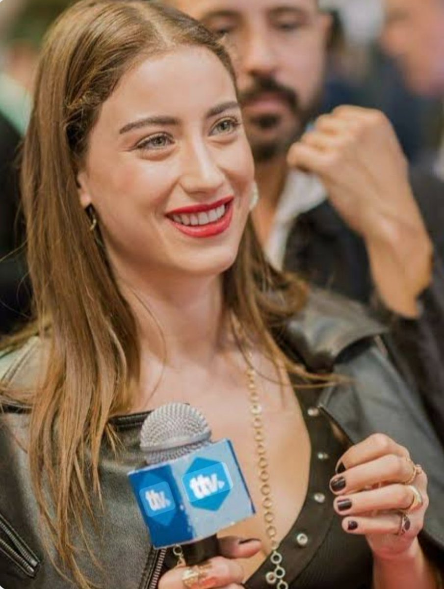 lauramancilla08's tweet photo. Nuestra seguridad es inmensa! dónde ella va, siempre una sonrisa, buena disposición, inteligencia, respeto sobre todo y una seguridad de hablar en otros idiomas que he visto pocas en ese país 💅💅😎😎👑🇹🇷 #HazalKaya https://t.co/Sf2ZGVdn0i