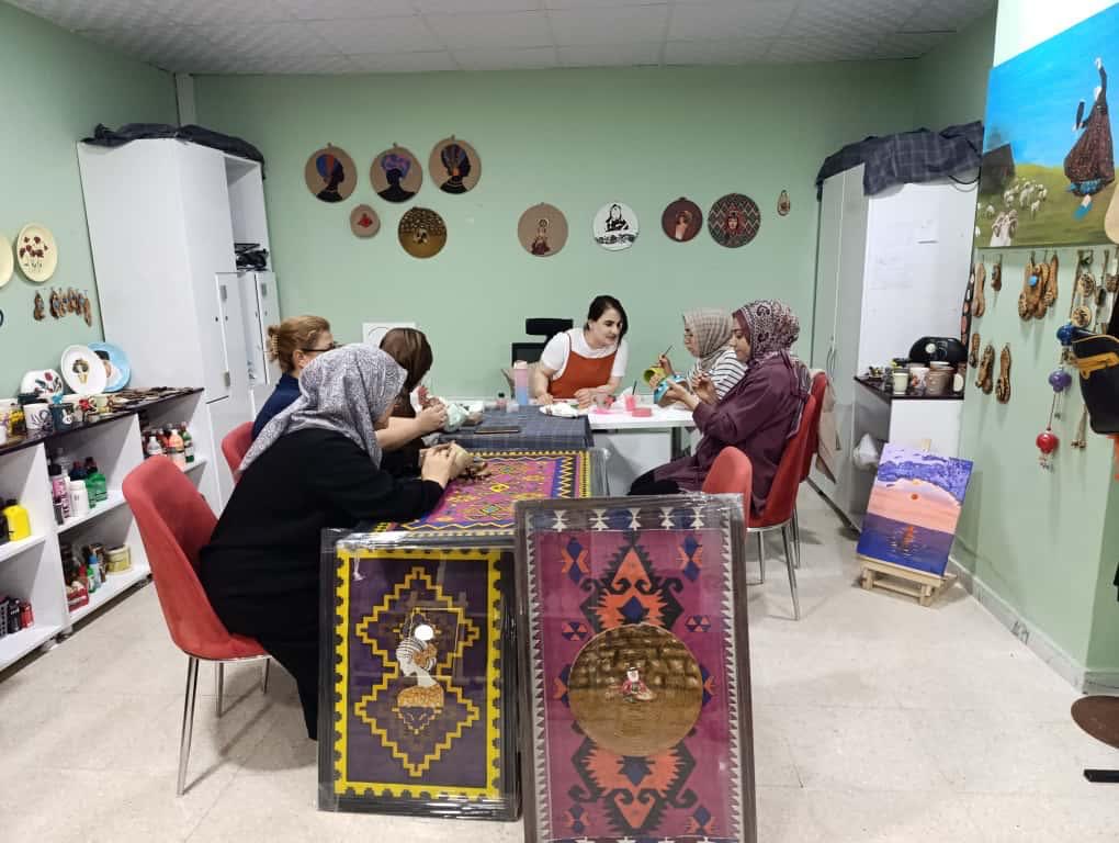 MardinBuyukshr's tweet photo. Mardin Büyükşehir Belediyesi Kadın ve Aile Hizmetleri Daire Başkanlığımıza bağlı 13 Mart Kadın Aile Destek Merkezi kursları, kadınların ki��isel gelişimlerine, mesleki becerilerine ve sosyal hayata aktif katılımlarına katkı sunmaya devam ediyor.

Merkezimizde; el sanatları, kuaförlük, dikiş-nakış, aşçılık, okuma-yazma, bilgisayar ve çeşitli hobi kurslarıyla her yaştan kadın için eğitim ve üretim ortamı oluşturuluyor.

Kadınlarımızın hem yeni beceriler kazanarak istihdama katılmalarını hem de sosyal dayanışmayı güçlendirmelerini hedefleyen kurslarımız yıl boyunca ücretsiz olarak hizmet veriyor.