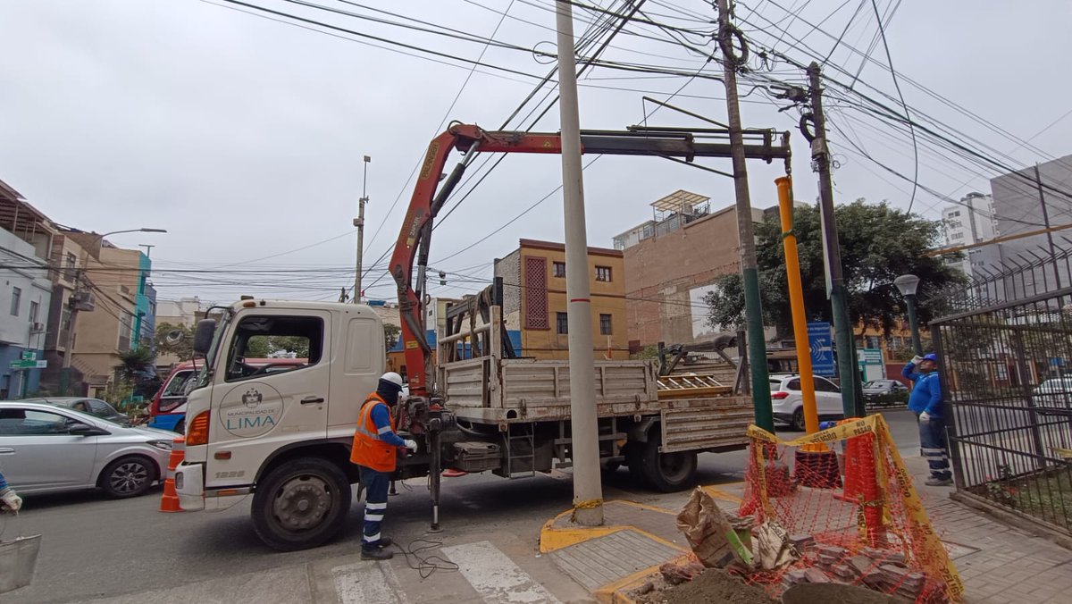 Gerencia de Movilidad Urbana (@gmu_lima) on Twitter photo La <a href="/MuniLima/">Municipalidad de Lima</a>, junto a la Municipalidad de Magdalena del Mar, avanza con la instalación de nuevos semáforos en el cruce de Av. Antonio José de Sucre y Jr. Ayacucho. Serán 14 semáforos que mejorarán la circulación y fortalecerán la seguridad vial. La <a href="/MuniLima/">Municipalidad de Lima</a>, junto a la Municipalidad de Magdalena del Mar, avanza con la instalación de nuevos semáforos en el cruce de Av. Antonio José de Sucre y Jr. Ayacucho. Serán 14 semáforos que mejorarán la circulación y fortalecerán la seguridad vial.