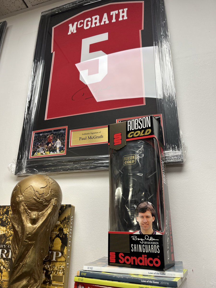 Class book section at In Off The Far Post. The gaff is packed with United treasure. Other clubs stuff is available but nobody buys it cos it’s all shite #ManchesterUnited #noticketrequired