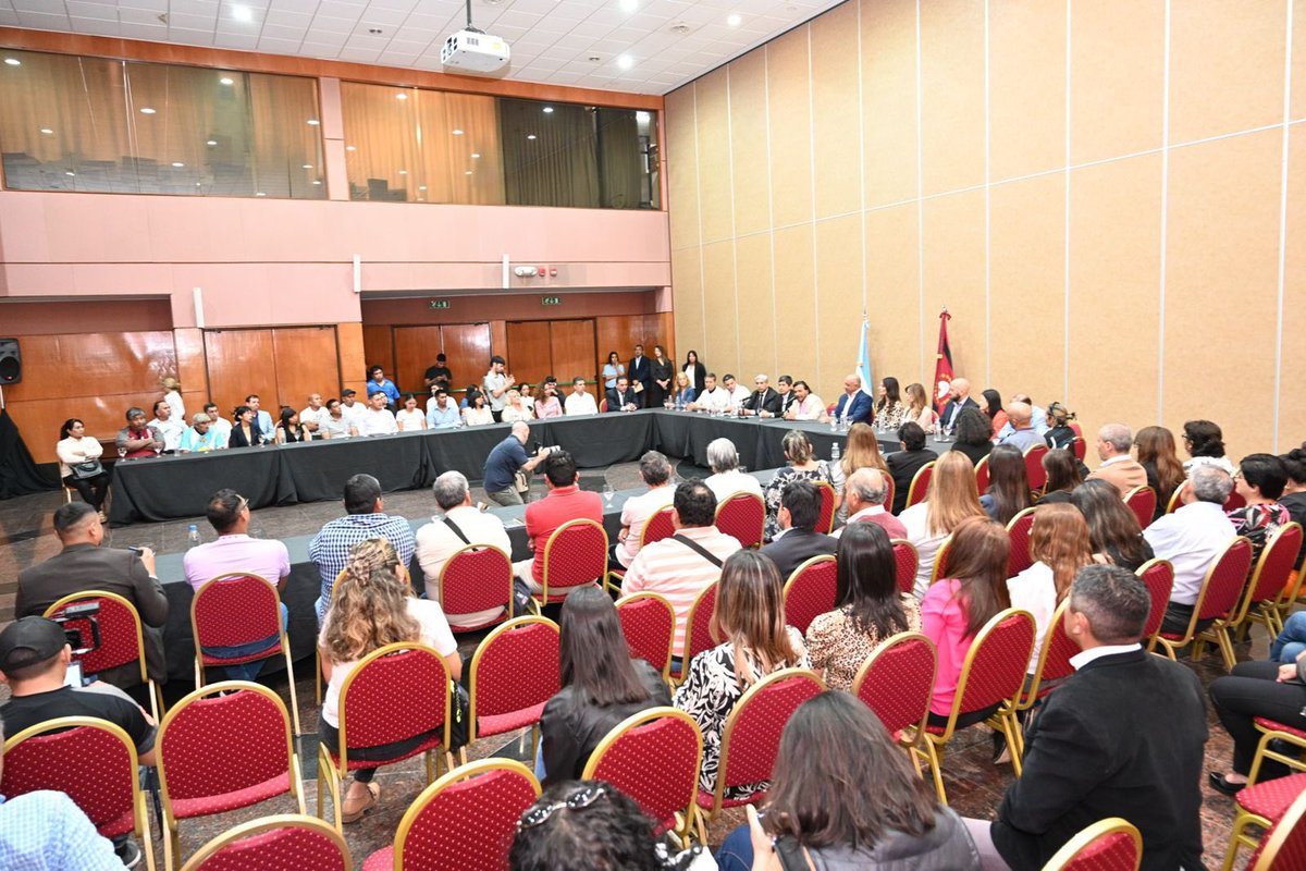 En Salta, el deporte es política de Estado.

Firmamos un convenio que permitirá que 100 clubes de capital y del interior certifiquen sus estados contables con acompañamiento del Gobierno provincial.

Esta inversión refuerza nuestro compromiso con la transparencia, el crecimiento