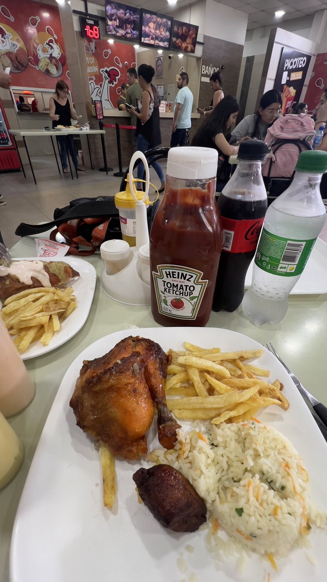 callaita_______'s tweet photo. Pero claro que voy a llevar mi ketchup de 1kg a donde sea que vaya a comer https://t.co/dg4WC2eTnS