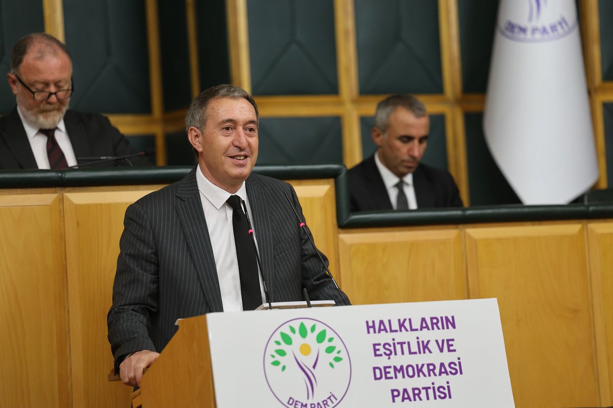 dailyrojava's tweet image. 🛑&quot;Türk devleti Rojava ile görüşsün&quot;

DEM Parti Eş Genel Başkanı Tuncer Bakırhan, Türk devletine Kuzey ve Doğu Suriye Özerk Yönetimi ile görüşmesi çağrısı yaptı.