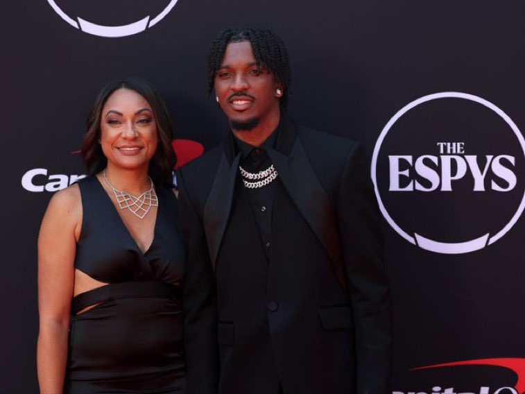 NFCNorthNewss's tweet image. 🚨🚨BREAKING: Jayden Daniels and his mom have officially BROKEN UP following the #Commanders loss to the #Bears. 

Daniels had multiple turnovers vs Chicago that lead to Caleb Williams stealing the win, but his biggest fumble appears to have happened off the field. 

WOW. 💔💔💔