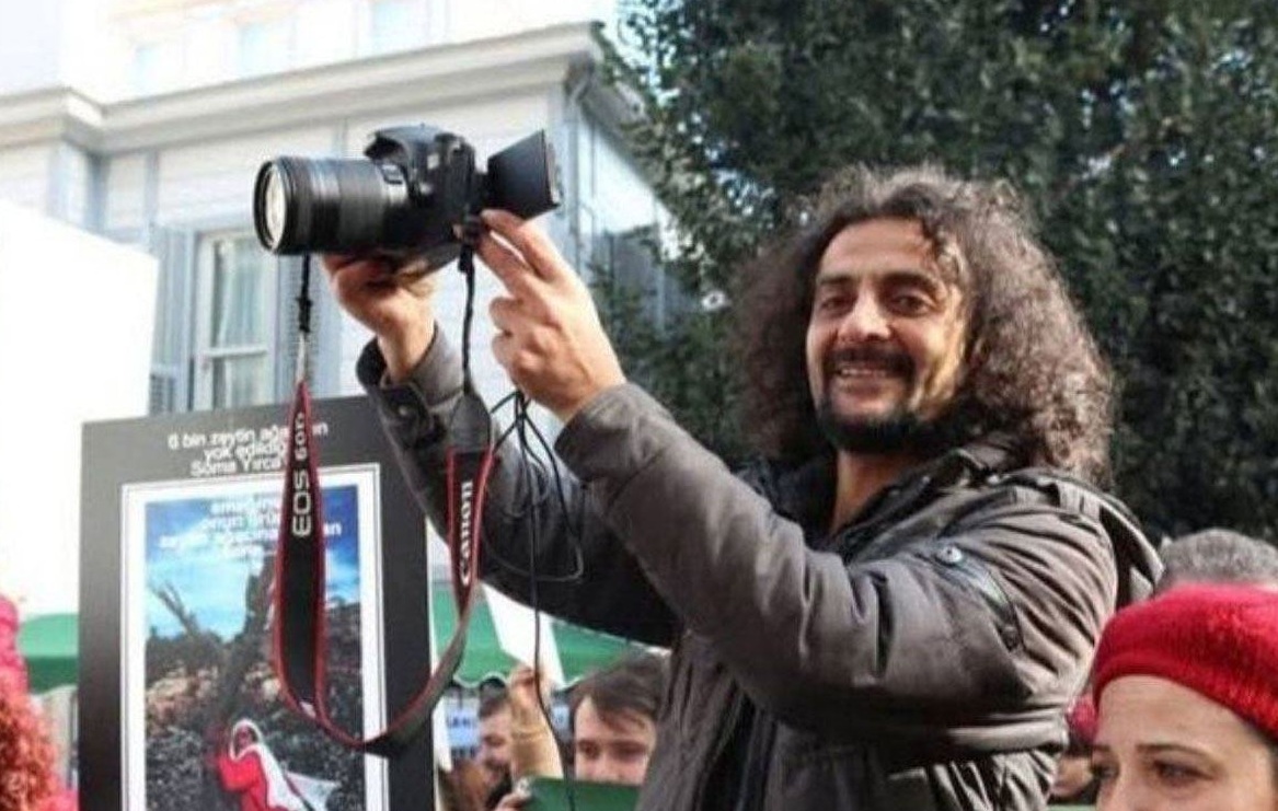 Video aktivist, belgeselci, gazeteci Hakan Tosun sokakta darp edilerek katledildi. Bu korkunç cinayetin bir an önce aydınlatılmasını, varsa arkasındaki kirli ilişkilerin ortaya çıkarılmasını talep ediyor ve soruyoruz: #HakanTosunaNeOldu