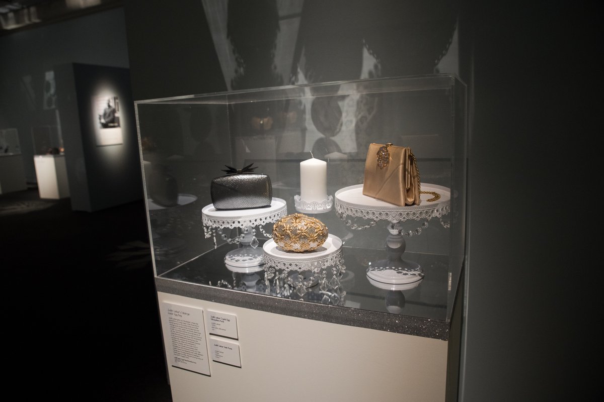 1970s Style, Art &amp; Identity 👜✨ Judith Leiber, the “Picasso of Handbags,” crafted 3,000+ satin, patent leather &amp; Swarovski bags that remain icons of style. Explore our "Carry Me – 100 Years of Handbags" collection: pan-art-connections.com/collection/car…