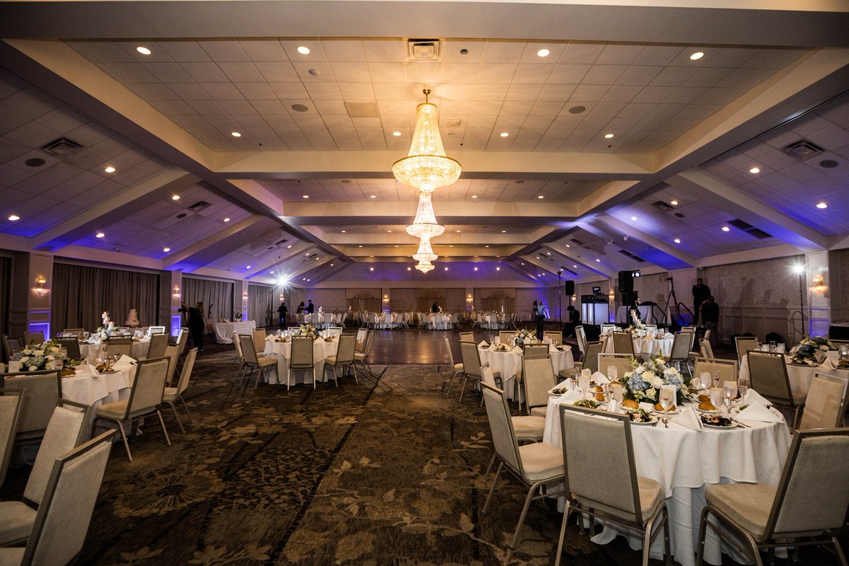 SpringfieldCC1's tweet image. Sparkling chandeliers, spacious elegance, and a ballroom that’s truly grand. The perfect setting for corporate gatherings, galas, and special events.
📸: Ashlee Mintz Photography
See how our venue can elevate your next corporate event: springfieldcc.net/events/
