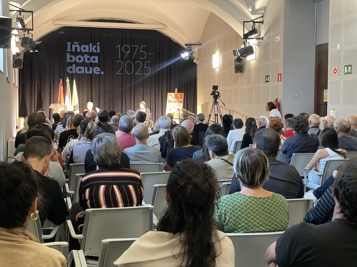 _aurrerabolie's tweet photo. ☘️ Duela 50 urte erail zituzten Iñaki Etxabe eta German Agirre oroitu ditugu Arrasaten. 

🌹 Haien memoria gogoratzea herri baten egia gogoratzea da.

📚 “Iñaki bota daue” liburuan jasota geratu dira orduko orbain eta memoriak.

Aitortza | Erreparazioa | Ez errepikatzeko bermeak https://t.co/mEVzf2KlC9